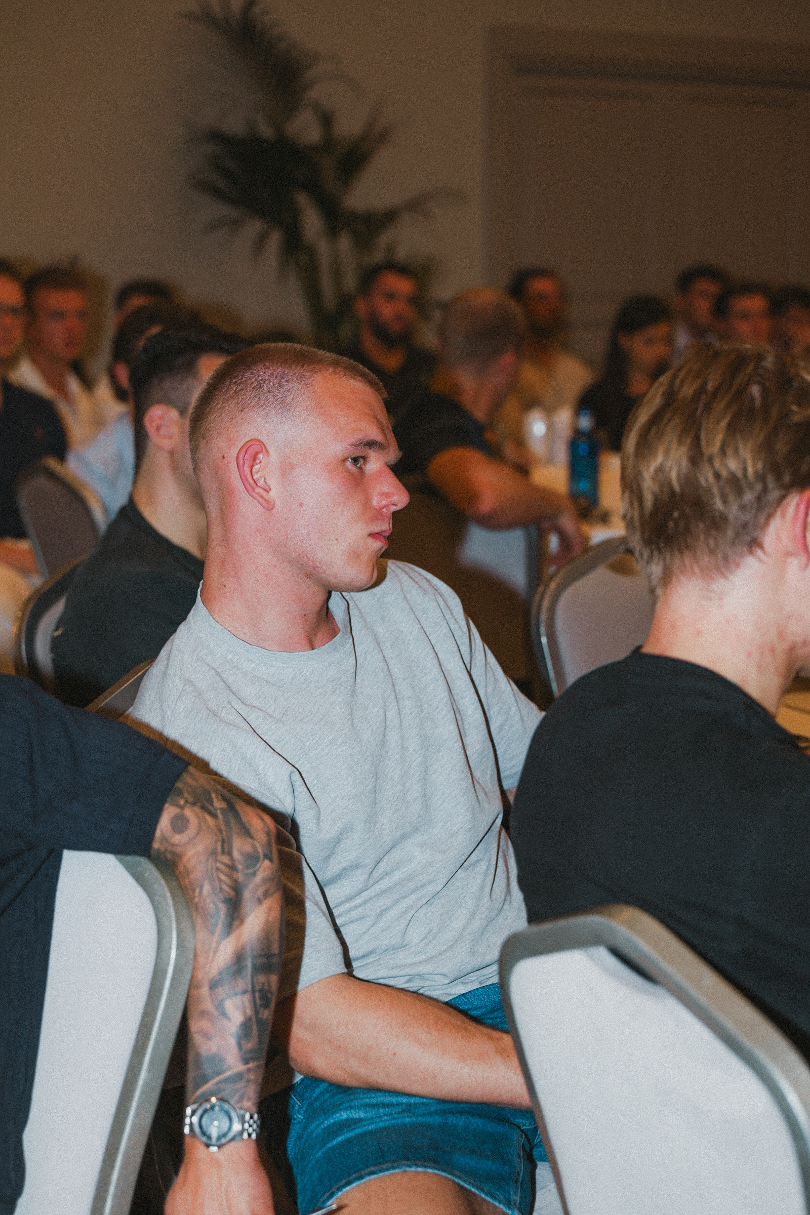 Andreas Skyt seated in the audience at a business mastermind